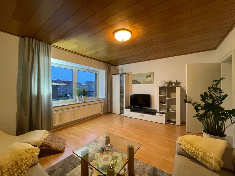 Großes, helles Wohnzimmer mit Flachbild Fernseher Großes, helles Wohnzimmer mit Flachbild Fernseher
