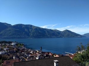 Wunderschöne Panoramasicht vom Balkon auf Ascona, See und Berge