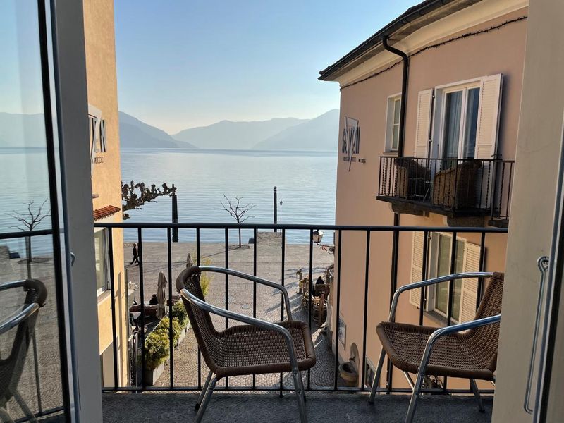 Ausblick vom Schlafzimmer mit kleinem Balkon.