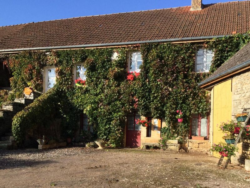 Photo_1 façade et cour du gîte