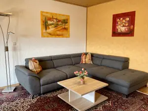 Toskana-Wohnzimmer mit bequemer neuer Ausziehcouch mit Schlaffunktion