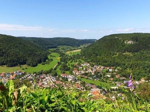 Blick von der Hiltenburg auf Bad Ditzenbach (Mitte-rechts: Sonnenbühl)