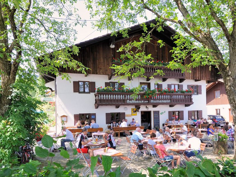 Hausansicht mit Biergarten