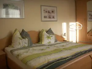 Das großzügiges Schlafzimmer ist zusätzlich noch mit einem Wandschrank ausgestattet.