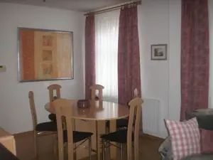 Der großer Essbereich mit Platz für bis zu 12 Gästen.