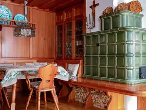 Wohnbereich mit Kachelofen in der Butchi-Suite