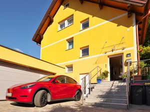 Haus mit Doppelgarage und Carport