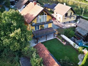 Haus im Außen mit Garten und Terrasse