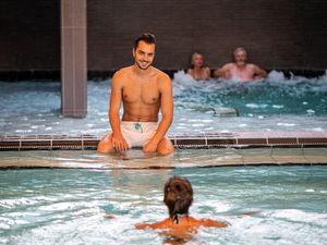 große-Badehalle-mit-Schwallduschen-und-Whirlpool