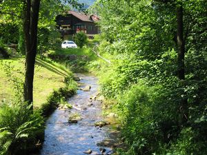 Gaisbach am Fuße des Grundstücks mit Umgebungsbebauung