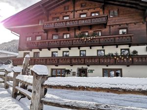 Bio-Bauernhof-Schweizerhof-Haus-Winter