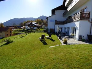 Fewo Alpenblick Hörnle großer Garten und Blick auf Frühstücksterrasse