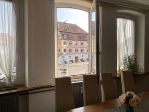 Essbereich mit Rathaus-Blick