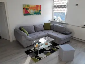Ferienwohnung zur Rosenkönigin - Wohnzimmer mit Sofa
