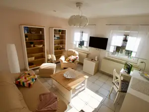 Ferienwohnung Rosengarten-Wohnzimmer mit TV und Schreibtisch