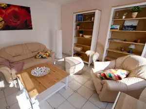 Ferienwohnung Rosengarten-Wohnzimmer mit Schlafsofa und Sessel