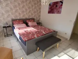 Ferienwohnung Rosengarten-Schlafzimmer mit Boxspringbett