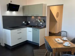 Küche mit Essgelegenheit