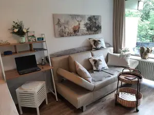 Lederschlafcoach und Schreibtisch