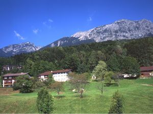 Blick aufs Haus im Hintergrund der Staufen