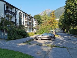 Außenansicht Hauseingangsseite mit Parkplätzen - Ferienwohnung Stefan