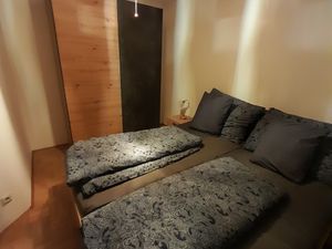 Schlafzimmer mit Kleiderschrank