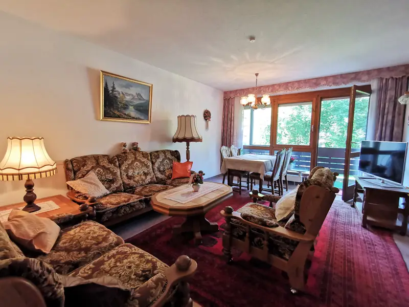 Wohnzimmer mit Couch, Esstisch und Loggia auf die Gartenseite (Süden) - Ferienwohnung Stefan Wohnzimmer mit Couch, Esstisch und Loggia auf die Gartenseite (Süden) - Ferienwohnung Stefan