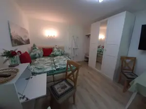 Geräumiger Kleiderschrank mit großem Spiegel