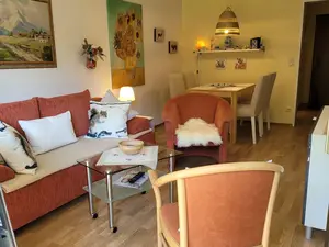 Wohnzimmer mit Essecke hinten