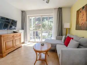 Wohnzimmer mit Blick ins Grüne