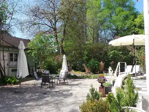 Gartenbereich mit Nebengebäude Gartenbereich mit Nebengebäude