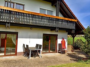 Blick vom großen Garten auf das Ferienhaus (Hinteransicht)