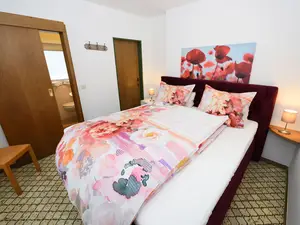 Schlafzimmer mit Boxspringbett