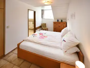 Schlafzimmer mit Zugang zum Bad