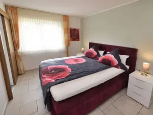 Schlafzimmer mit Boxspringbett