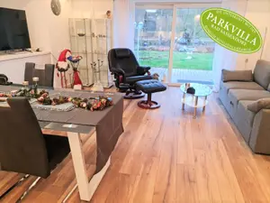 Die Ferienwohnung Parkvilla Bad Sassendorf hat ein großes Wohnzimmer.