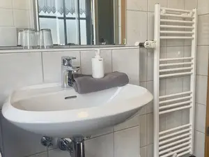 Badezimmer mit Dusche & Toilette