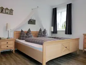 Schlafzimmer mit Doppelbett