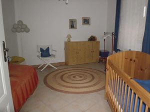 Schlafbereich. Kinderzimmer EG Bett 90x200 und 140 Kinderbett