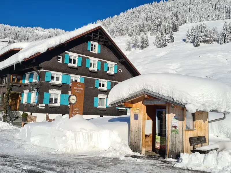 Bauernhaus Alpe Berg mit Automatenhaus im Winter