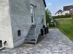 Eingang und Parkplatz