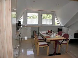 Wohnraum mit  Einbauküche