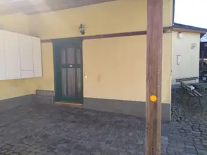 Eingang zur Wohnung und ihr Stellplatz für einen PKW / Kleintransporter, abgeschlossenes Grundstück