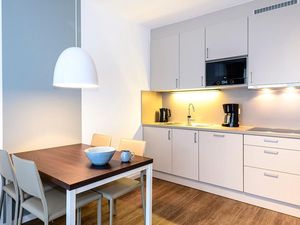 Wohn/Essbereich mit Esstisch und Küchenzeile