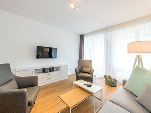 Wohn/Essbereich mit Sesseln, Couch und TV