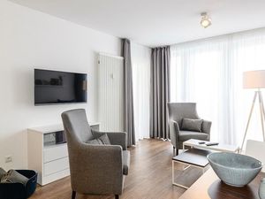 Wohn/Essbereich mit Sesseln, Esstisch und TV