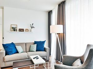Wohn/Essbereich mit Couch und Sessel