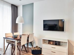 Wohn/Essbereich mit Esstisch und TV