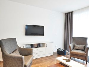 Wohn/Essbereich mit Sesseln und TV