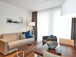 Wohn/Essbereich mit Couch, Sessel und Esstisch